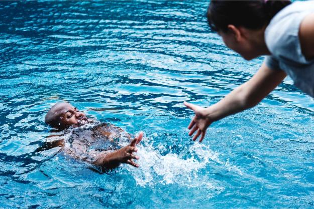 es obligatorio socorrista en piscinas comunitarias